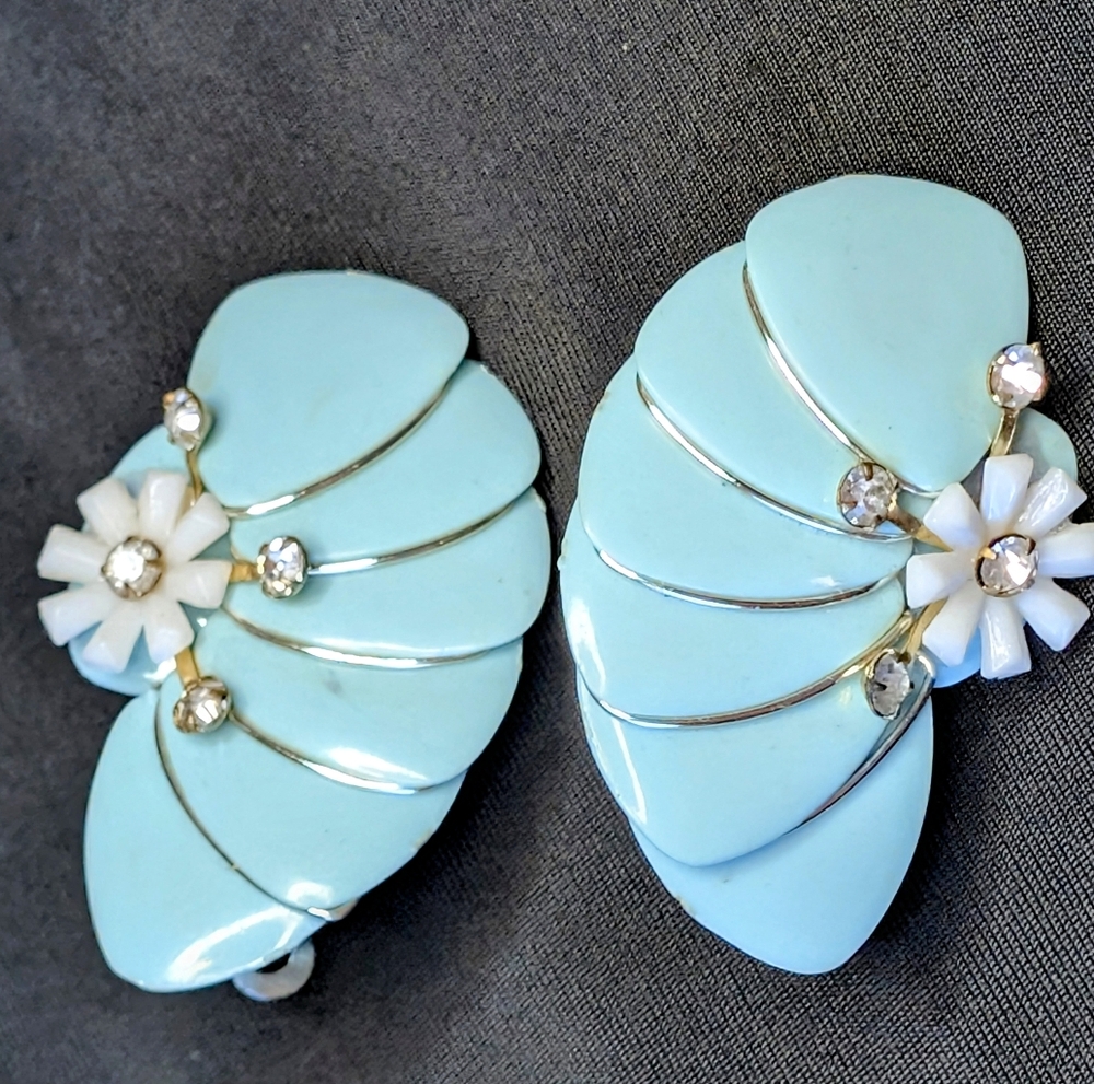 Vintage 1950s Blue Clip-On Earrings with White Flower & Rhinestones